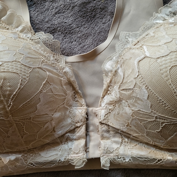 Lucy Breeze Lacy front closure Bra Plus 38D - Picture 2 of 5